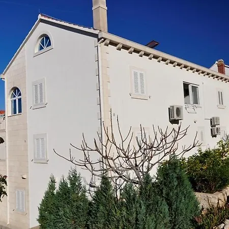 Pava - Beautiful Terrace & Parking Apartment Postira
